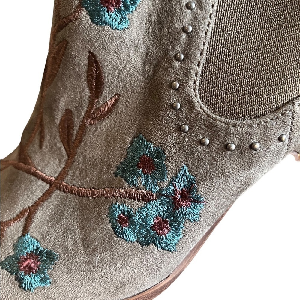 Crown Vintage Beige  Green Embossed Beads Suede 2.5” Heeled Ankle Boots SlipOn 6 - Picture 12 of 12